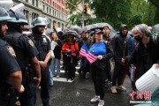 公司取名美国多地举行“没有国王”抗议活动