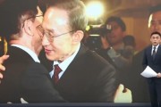 公司取名李明博、朴槿惠给金文洙打气 鼓励其争取赢得韩国大选
