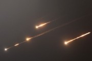 公司取名伊朗以导弹齐射回应以色列的大规模袭击